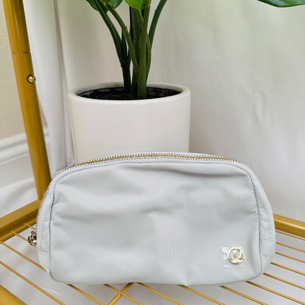 NWT Lululemon Everywhere Belt Bag in Vapor/Gold/White!